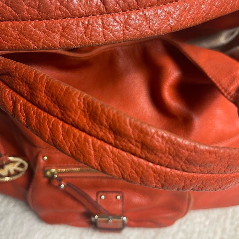 Michael Kors Leather Orange Austin Large shoulder Bag gold tone hardwares. - Picture 15 of 16